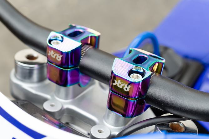 Handlebar Clamps 22 - 28mm Neochrome