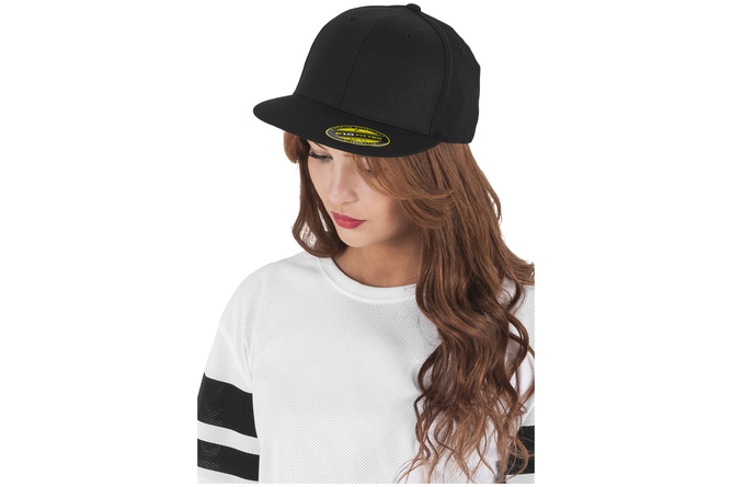 Snapback Cap Premium Fitted 210 Flexfit black