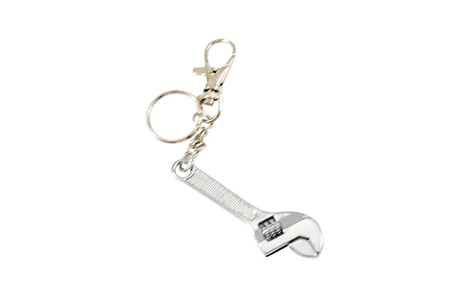 Schlüsselanhänger in Schraubschlüssel form silber