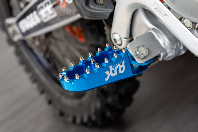 Cale pied pilote STR8 Derbi CNC Bleu (la paire)