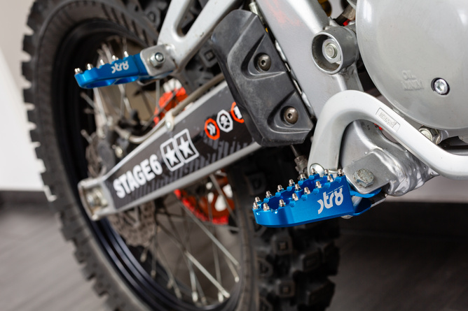 Cale pied pilote STR8 Derbi CNC Bleu (la paire)