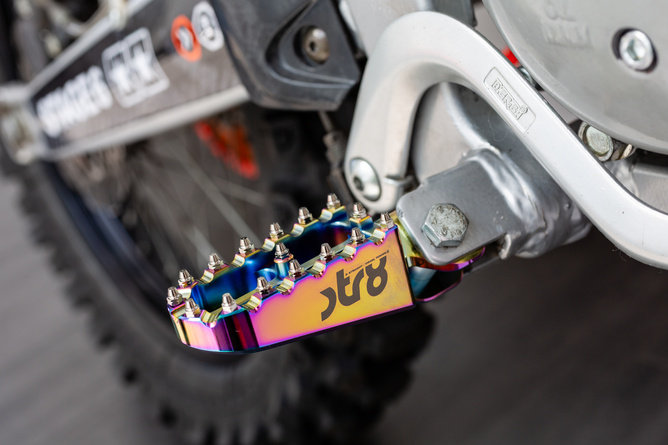 Fussrasten Derbi STR8 CNC Neochrome (Set)
