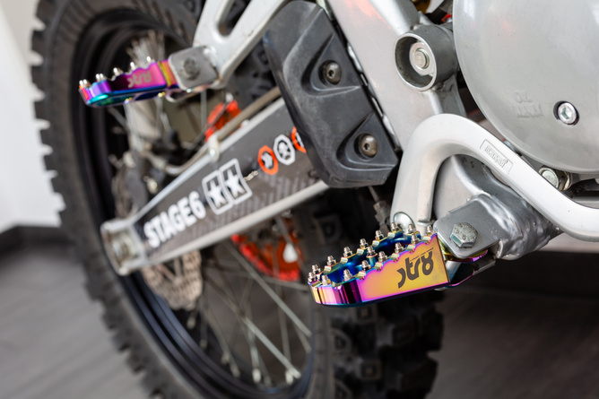 Fussrasten Derbi STR8 CNC Neochrome (Set)