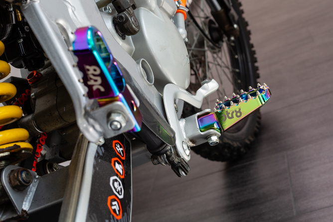 Fussrasten Derbi STR8 CNC Neochrome (Set)