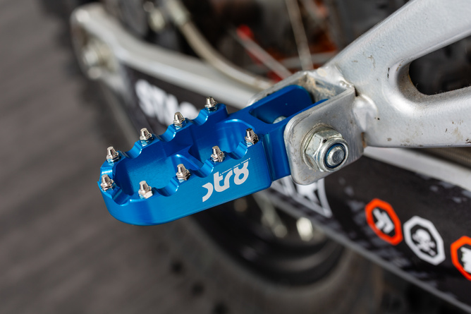 Cale pied passager STR8 Derbi CNC Bleu (la paire)