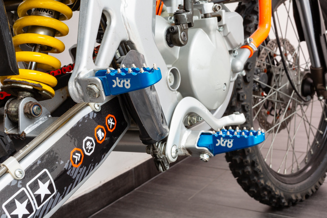 Cale pied passager STR8 Derbi CNC Bleu (la paire)